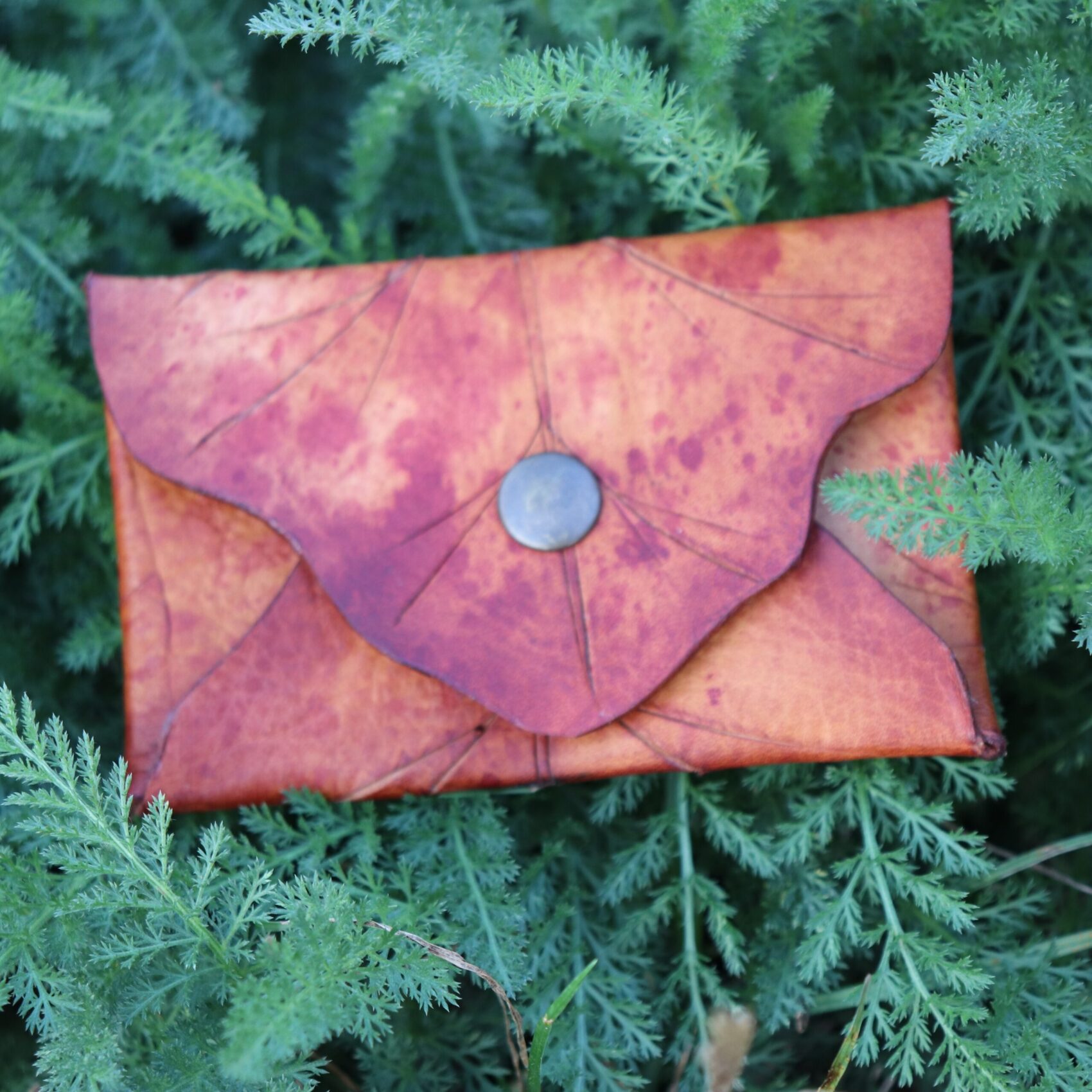 Kožená peněženka mincovka v elfím či hobitím stylu ve tvaru dubového listu