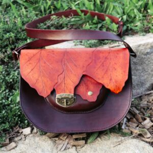 Větší kabelka s&nbsp;dvojitou klopou Ancient Oak